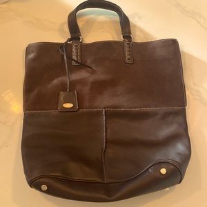 Tod’s dark brown leather large tote bag. Includes a cross body strap.